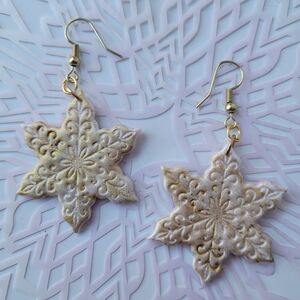 Chic Snowflake Earrings in Gold